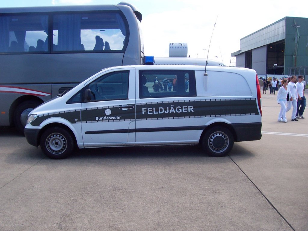 Mercedes Benz Vito - Feldjger - Bundeswehr

aufgenommen am 17. Juni 2007 whrend des Tag der offenen Tr auf der NATO Air Base Geilenkirchen