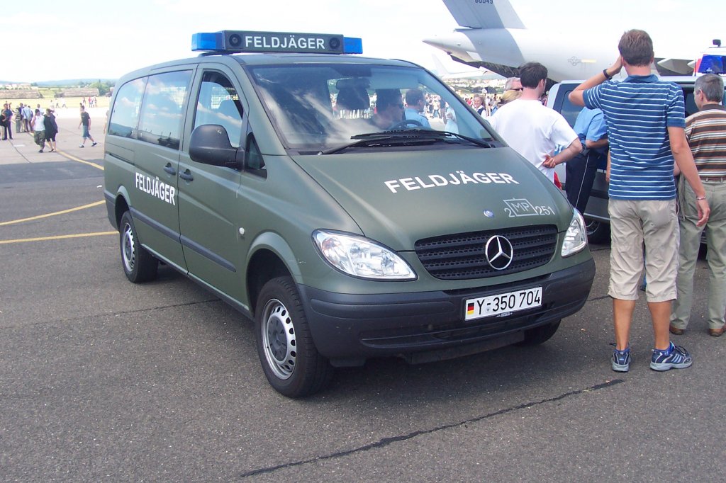 Mercedes Benz Vito - Feldjger - Bundeswehr

aufgenommen am 29. Juni 2008 whrend des Tag der offenen Tr auf dem Wiesbaden Army Air Field