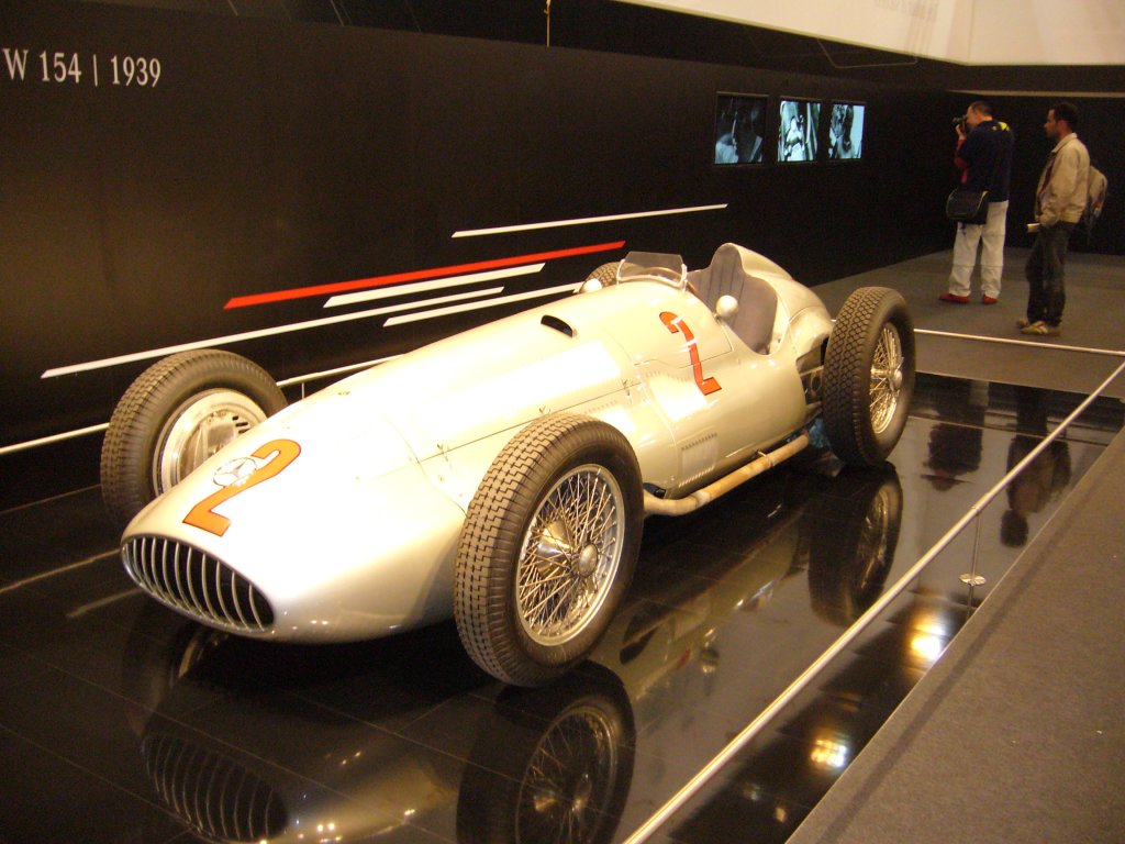 Mercedes-Benz W 154 Rennwagen von 1939. Von den sieben in 1939 bestrittenen Grand Prix Rennen, ging der W 154 fnfmal als Sieger hervor.
Technoclassica 2009