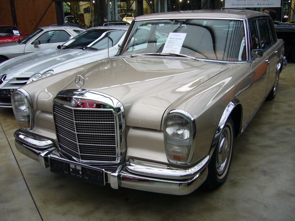 Mercedes Benz W100. 1964 - 1981. Vom Star der 1963´er IAA wurden insgesamt 2.677 Einheiten produziert. Der abgelichtete 600 in der Normalversion entstammt dem Jahrgang 1967 und kostete zum damaligen Zeitpunkt DM 56.500,00 in Grundausstattung. Der V8-motor mit 6.330 cm Hubraum leistet 250 PS. Classic Remise Dsseldorf am 06.10.2012. 