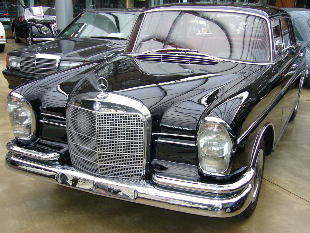 Mercedes Benz W112/3 300 SE. 1961 - 1965. Der W112/3 war das Spitzenmodell dieser Baureihe. Eine Luftfederung, ein wesentlich ppigerer Chromzierrat und der 6-Zylinderreihenmotor mit einem Leichtmetallblock sprachen fr sich. Aus 2.996 cm Hubraum entfaltete der Motor 160 und ab 1964 gar 170 PS Leistung. Ab 1963 kam der 300 SEL mit 10 cm lngerer Karosserie zustzlich ins Programm. Ein solcher Wagen kostete bei seiner Markteinfhrung DM 23.100,00 in Grundausstattung. Classic Remise Dsseldorf am 18.09.2011.