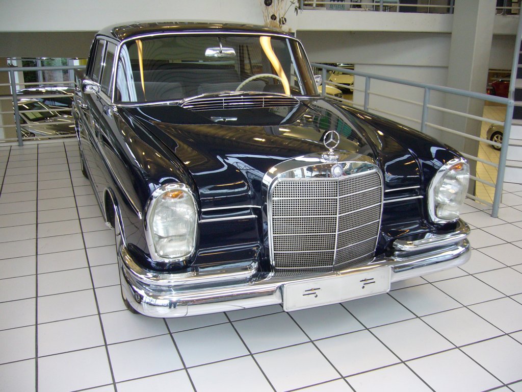Mercedes Benz W112/3 300SE. 1961 - 1965. Der 300SE war das Topmodell der bereits 1959 vorgestellten W111 Baureihe (220, 220S & 220SE). Im Gegensatz zum 220 besteht der Motorblock aus Leichtmetall. Es wurde eine Luftfederung verbaut und der Wagen mit wesentlich mehr Chromzierrat ausgestattet. Der 2.996 cm³ große 6-Zylinderreihenmotor ist mit einer Bosch-Zweistempel-Einspritzpumpe ausgerüstet und leistet 160 PS. Ab Januar 1964 erhöht sich die Motorleistung sogar auf 170 PS. Showroom eines Mercedes Benz Händlers in Essen am 16.12.2012.