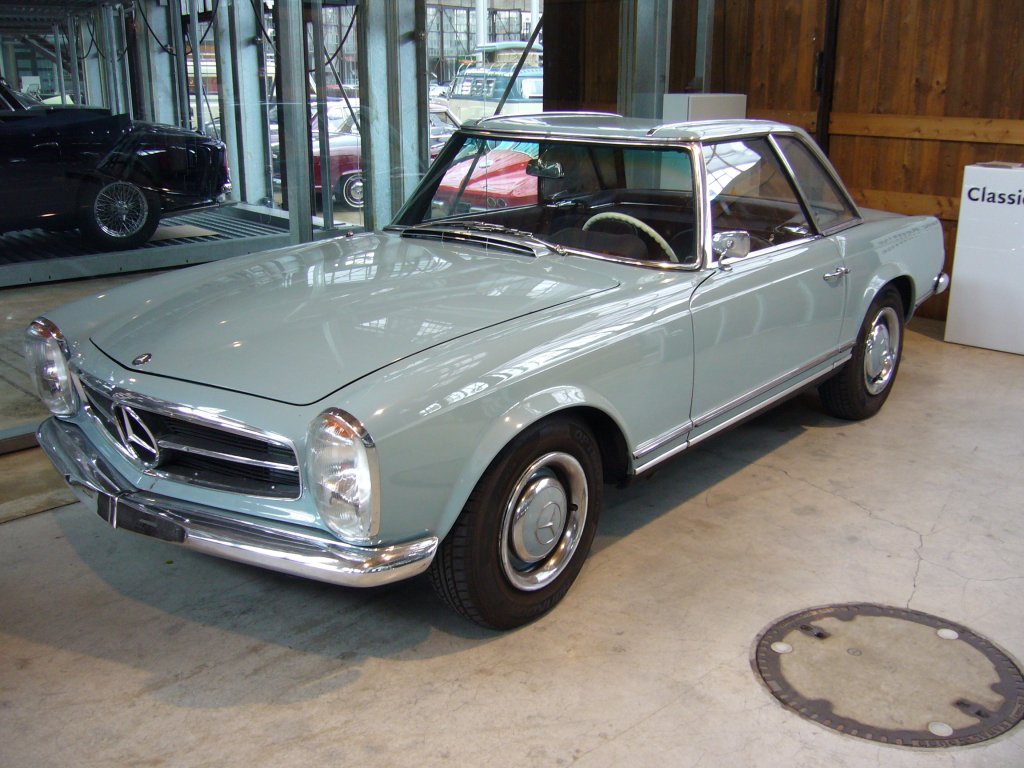Mercedes Benz W113. 1963 - 1971. Die  Pagode  wurde auf dem Genfer Salon vorgestellt und ging noch im gleichen Jahr in die Produktion. Hier wurde ein 230 SL (gebaut von 1963 - 1967) abgelichtet. Der 6-Zylinderreihenmotor leistet aus 2.306 cm Hubraum 150 PS. Classic Remise Dsseldorf am 24.03.2013.