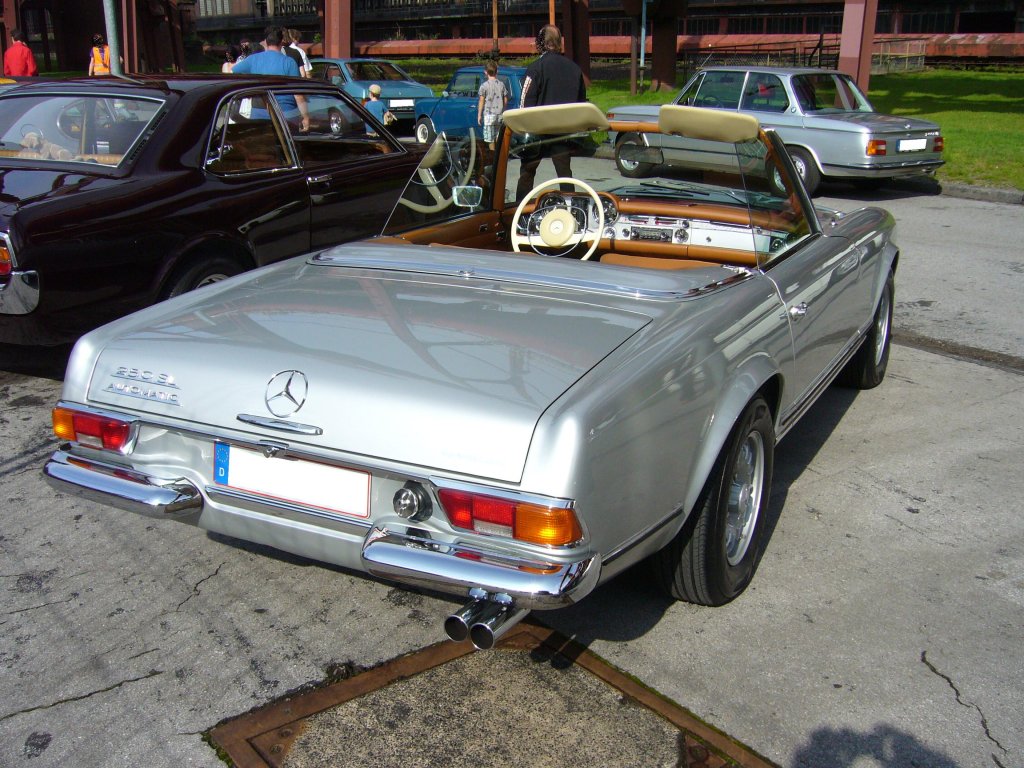 Mercedes Benz W113A. 1966 - 1968. Insgesamt wurden von der W113´er Reihe 48.912 Exemplare produziert. Davon entfielen allerdings nur 5.196 Autos auf den 250SL mit seinem 2.496 cm 6-Zylinderreihenmotor. Die Leistung lag hier genau wie beim 230SL bei 150 PS. Oldtimertreffen Kokerei Zollverein am 04.09.2011.