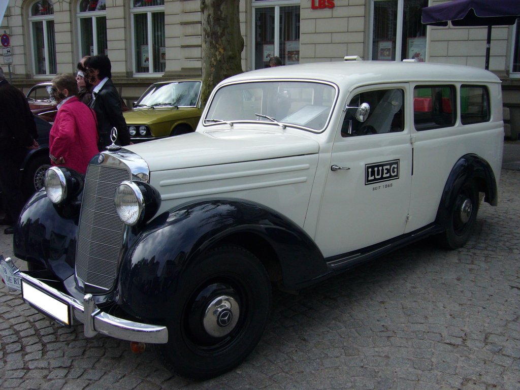 Mercedes Benz W136 VIII 170 S-V Kombiwagen mit einem Lueg Aufbau. 1953 - 1955. Diese Nutzfahrzeuge auf Basis des 170 konnten sowohl mit einem Benzin- als auch mit einem Dieselmotor geordert werden. Der abgelichtete Wagen hat eine Kombikarosserie. Desweiteren gab es noch einen geschlossenen Kastenwagen und einen Krankenwagenaufbau. Der abgelichtete Wagen hat einen 4-Zylinderbenzinmotor mit 1.767 cm. Der Motor leistet 45 PS. Oldtimertreffen Essen-Kettwig am 01.05.2012.