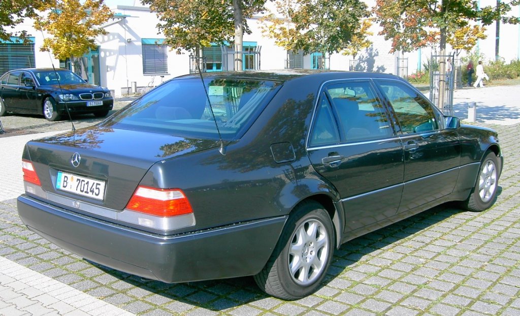 Mercedes-Benz W140 S600 der Bundespolizei und im Hintergrund zu sehen ein BMW 750 iL ebenfalls von der Bundespolizei, gesehen beim Tag der offenen Tr 2007 bei Berlin.