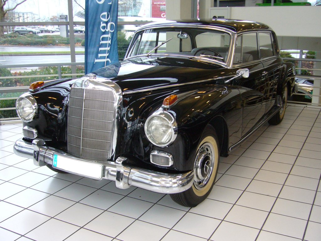 Mercedes Benz W189 300d. 1957 - 1962. Der representative 300´er wurde bereits auf der Frankfurter Automobilausstellung 1951 vorgestellt. Die Baureihen waren W 186 II (1951 - 1954), W186 III (1954 - 1955), W186 IV (1955 - 1957) und der abgelichtete W189 (1957 - 1962). Der W189 hatte eine lngere Karosserie und das Dach war im Hardtop Stil gestylt. Unter der Motorhaube werkelte immer noch der bewhrte 6-Zylinderreihenmotor mit 2.996 cm Hubraum. Durch die Verwendung einer Bosch-Einspritzpumpe stieg die Motorleistung allerdings auf 160 PS. Showroom eines Mercedes Benz Hndlers in Essen am 16.12.2012.