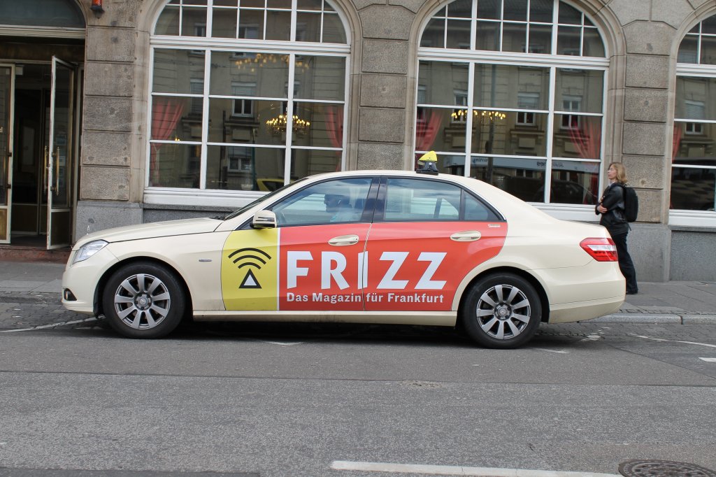 Mercedes Benz wirbt fr FRIZZ Magazin, gesehen in Frankfurt am Main, September 2012