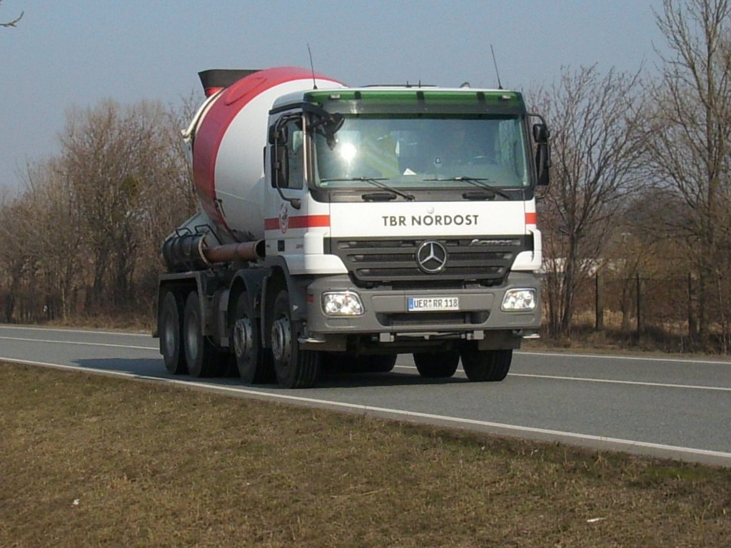 Mercedes-Betonmischer am 25.Mrz 2010 auf der B96 bei Bergen/Rgen unterwegs.
