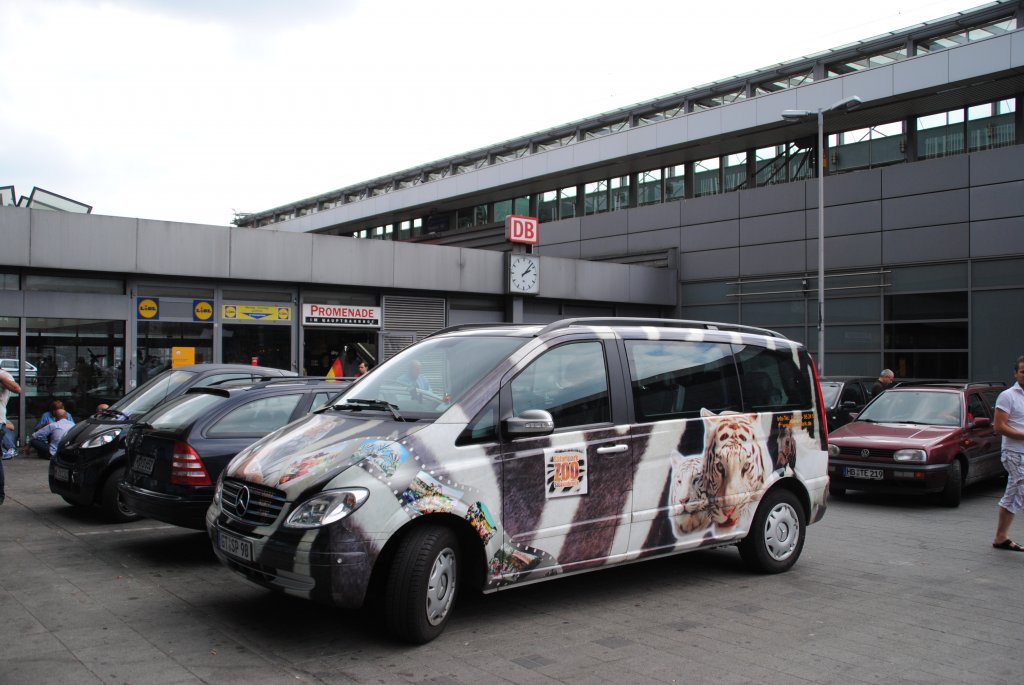 Mercedes Groraum PKW, am Hauptbahnhof in Hannover, 04.07.10.