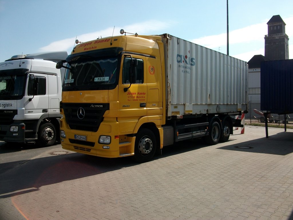 Mercedes-LKW mit einem Container im Berliner Westhafen am 03.April 2010.