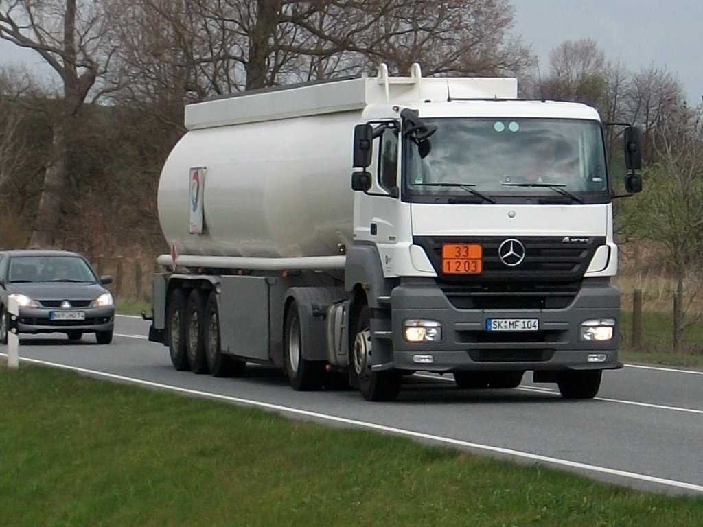 Mercedes-LKW unterwegs am 27.April 2010 auf der B96 bei Bergen/Rgen.