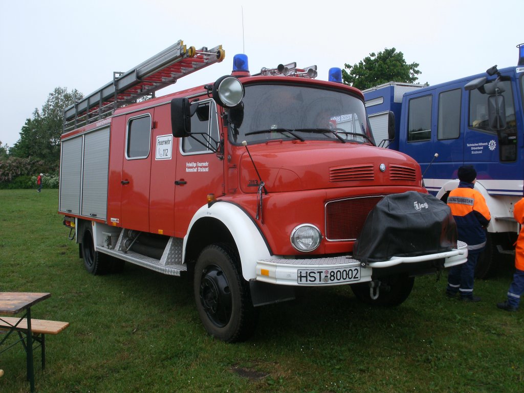 Mercedes-Lschfahrzeug von der Feuerwehr Stralsund,am 29.Mai 2011,in Stralsund.