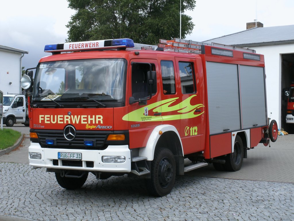 Mercedes-Lschfahrzeug,am 13.August 2011,bei der Feuerwehrwache in Bergen/Rgen.