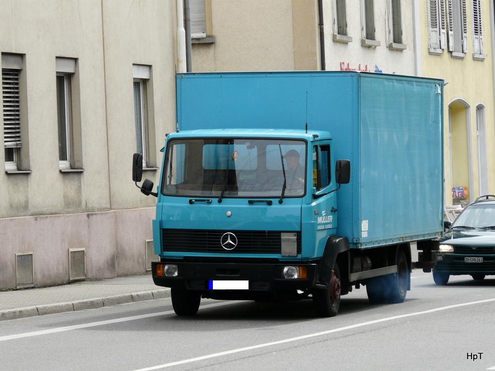 Mercedes mit Kastenaufbau unterwegs in der Stadt Konstanz am 11.05.2010
