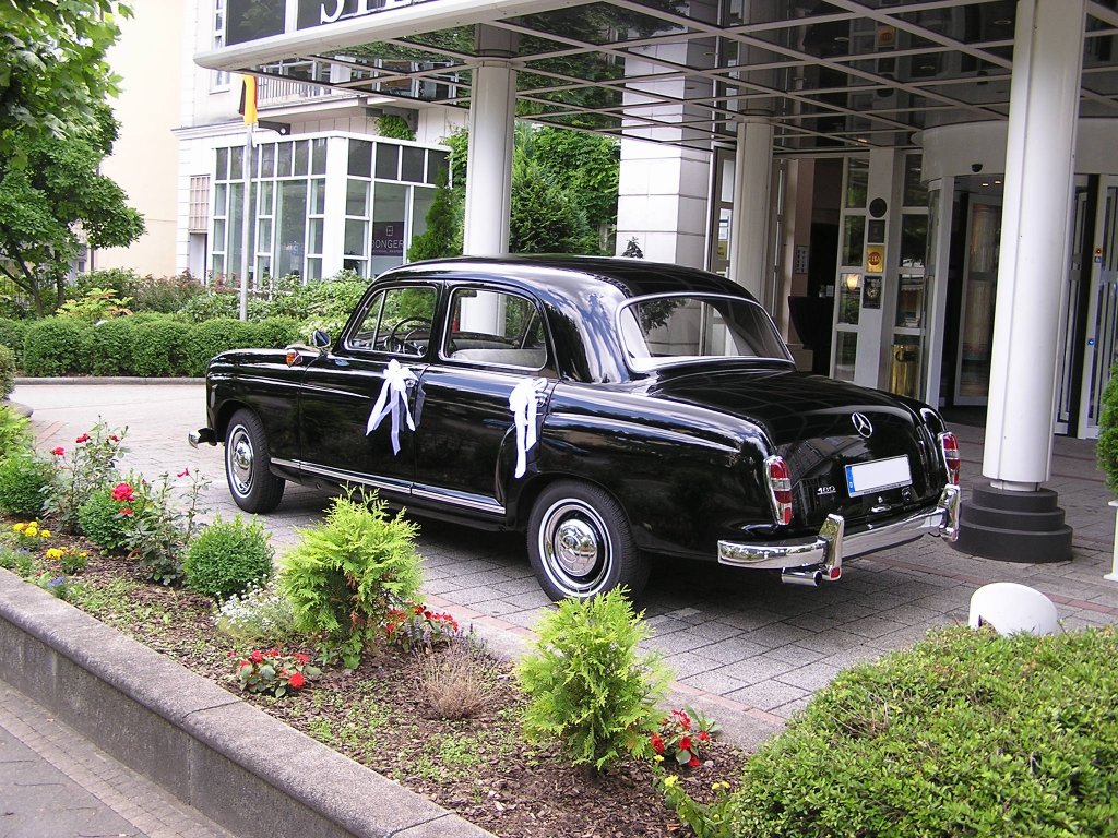 Mercedes Ponton, als Hochzeitwagen stand for einem Hotel in Bad Homburg, Juli 2010.