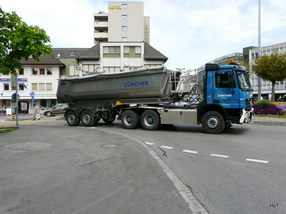 Mercedes Sattelschlepper unterwegs in Wil am 27.04.2012
