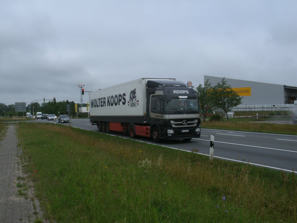 Mercedes Sattelzug am 05.Juli 2012 unterwegs auf der B96 bei Bergen/Rgen.