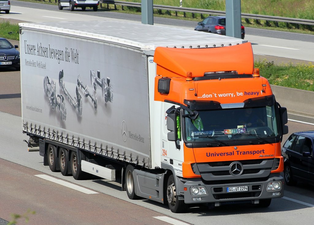 Mercedes-Sattelzug aufgenommen am 02.07.2013 auf der A5 beim Flughafen Frankfurt.