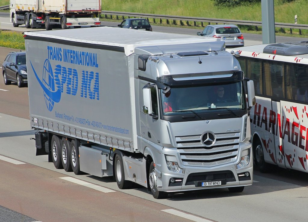 Mercedes-Sattelzug aufgenommen am 02.07.2013 auf der A5 beim Flughafen Frankfurt.