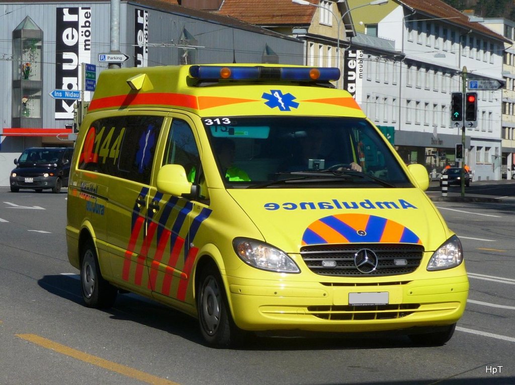 Mercedes Spitalauto unterwegs in Nidau am 06.04.2010