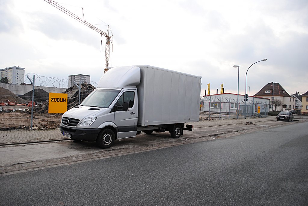 Mercedes Sprinter mit Kofferaufbau in Hannover/Empelde am 09.Janauar 2010.