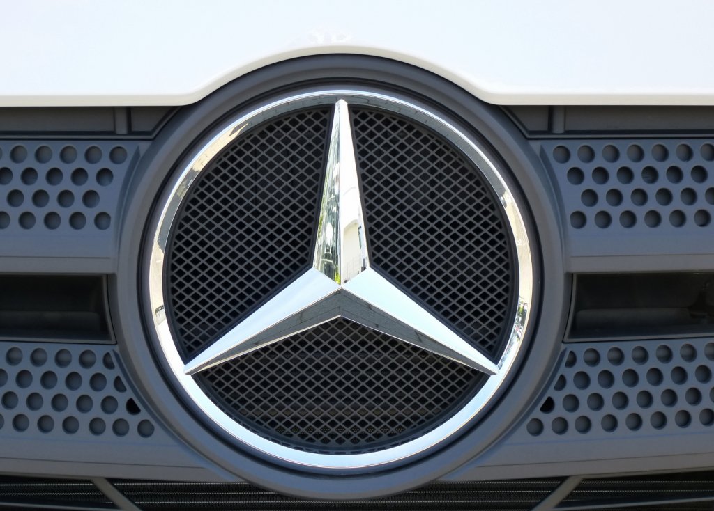 Mercedes-Stern, weltweit bekanntestes Firmenlogo des Autoherstellers aus Stuttgart, Juli 2013