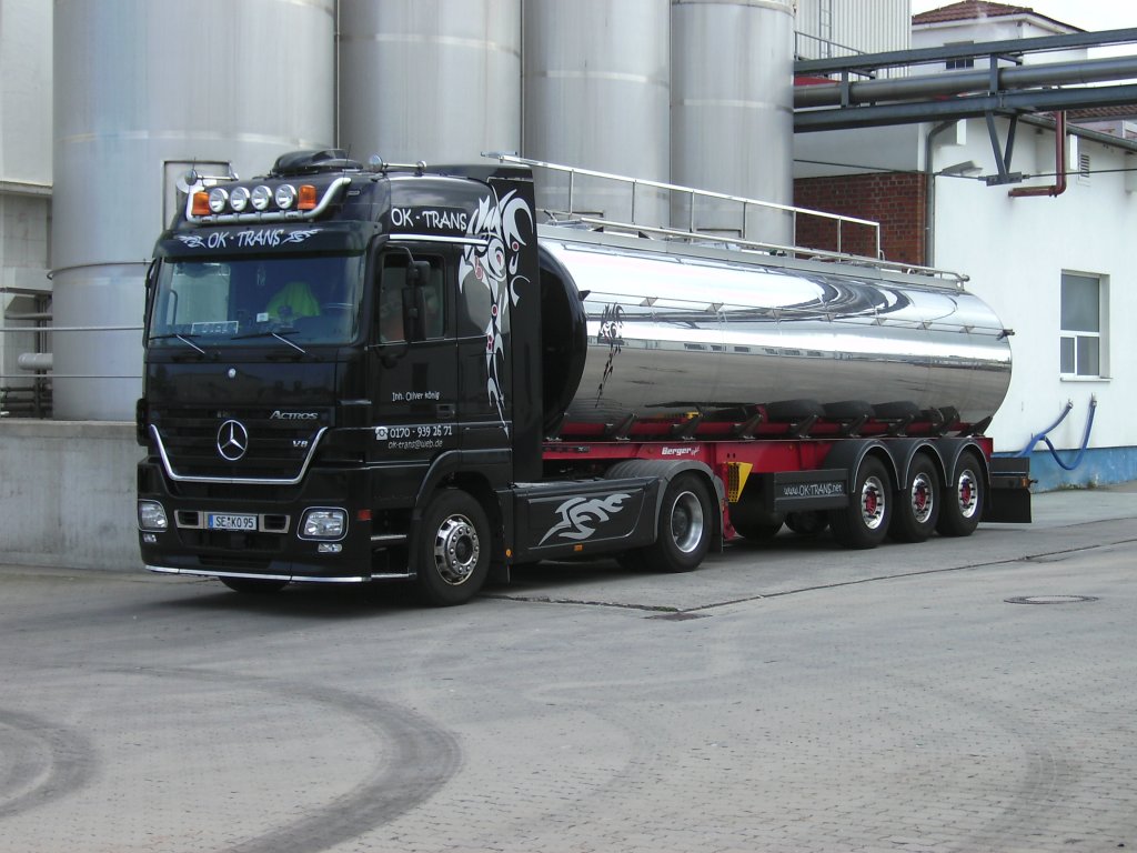 Mercedes-Tanklaster am 27.Mai 2010 bei der Molkerei in Bergen/Rgen.