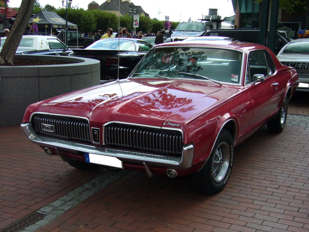 Mercury Cougar des Jahrganges 1967 - 1968. Der Cougar sollte das Kundenklientel ansprechen, dem der  Mustang  nicht luxuris genug war. US-cartreffen am 23.07.2011 in Oberhausen.