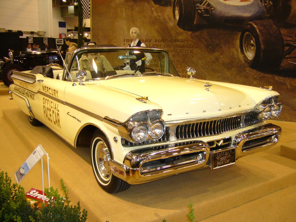 Mercury Turnpike Cruiser Convertible von 1957. Die Modellreihe Turnpike Cruiser war das Topmodell des 1957´er Mercury Modelljahres. Der V8-Motor stammte von der Lincoln-Division im Ford Konzern und leistete 290 PS aus 6.027 cm Hubraum. Vom Convertible (Cabrio) wurden 1.265 Einheiten zum Preis von US$ 4.103,00 abgesetzt. Der abgelichtete Wagen war das Pacecar der 500 Meilen von Indianapolis im Jahr 1957. Essen Motor Show am 29.11.2011. 