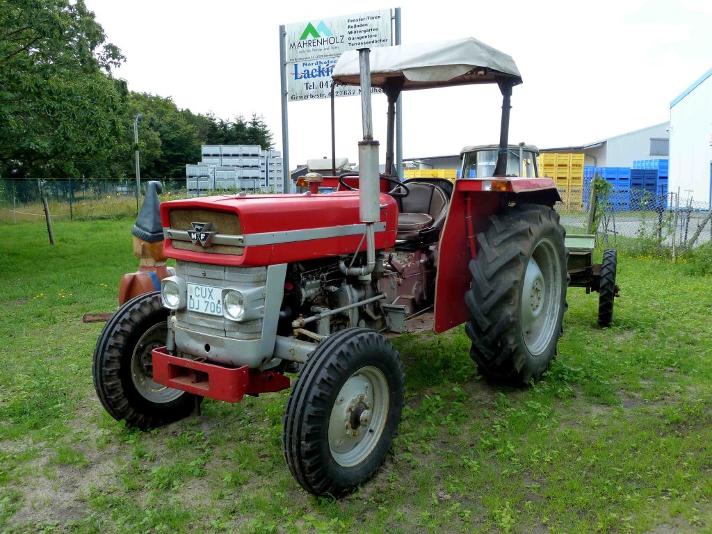 MF 133 eines Traktorsammlers in Nordholz, Juli 2012