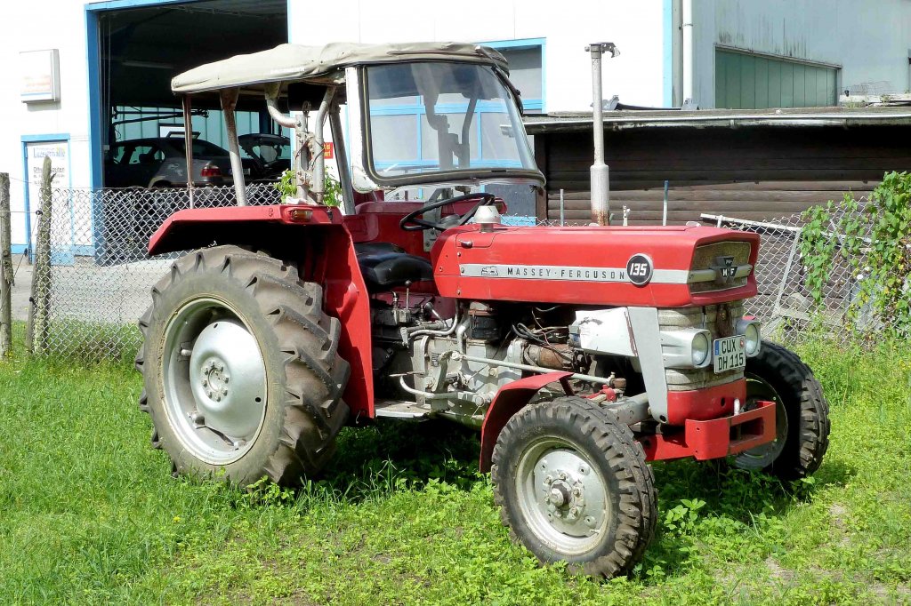 MF 135 eines Traktorsammlers in Nordholz, Juli 2012
