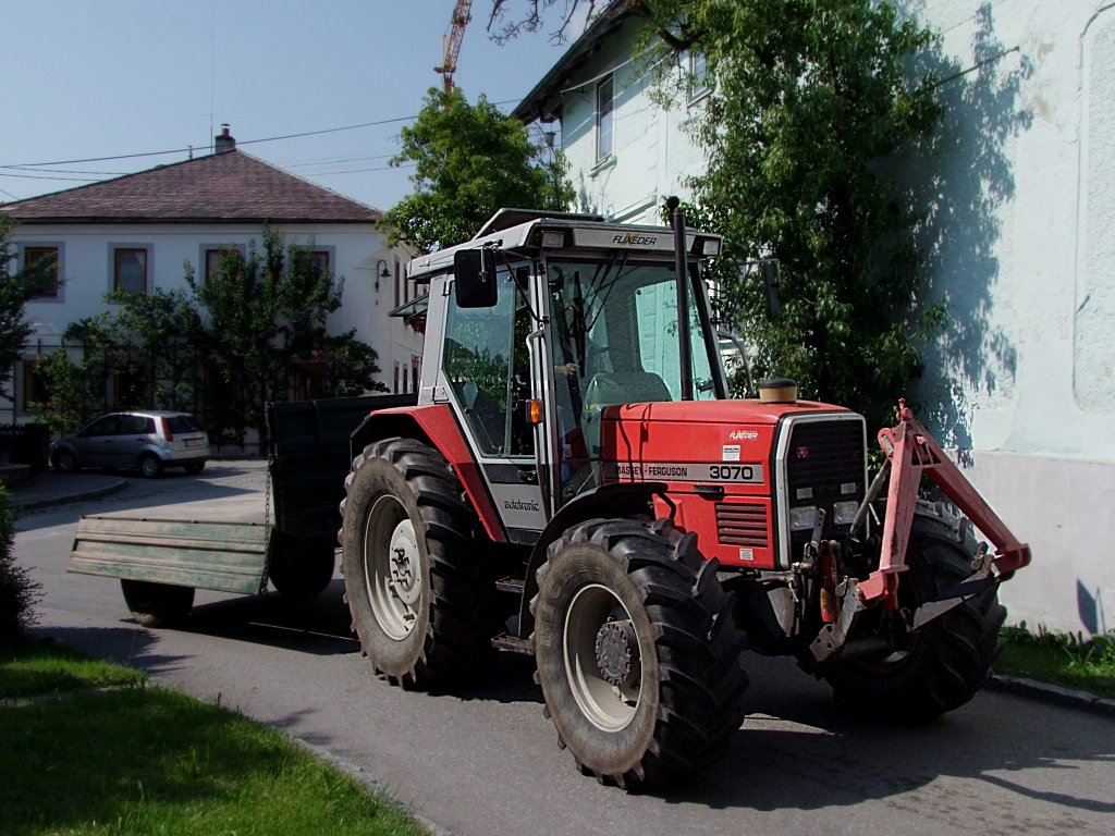 MF3070 dst mit leerem Einachshnger durch Waldzell;100629
