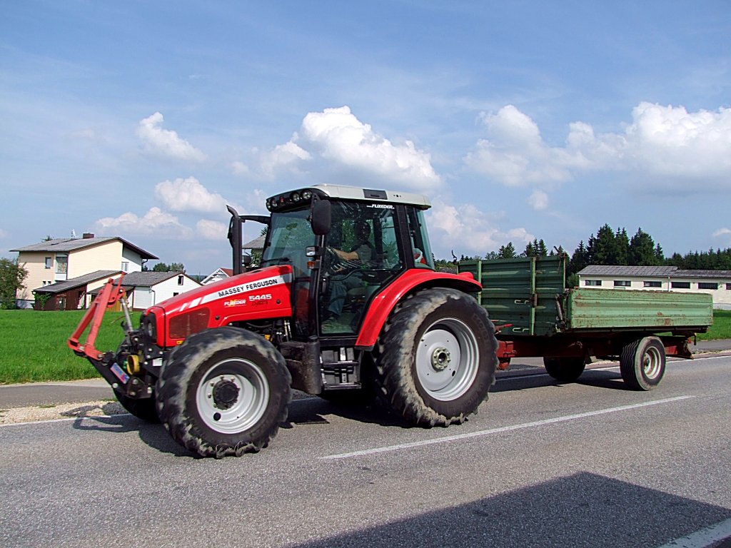 MF5445-dyna4 braust mit Einachskipper Richtung Lagerhaus; 100811