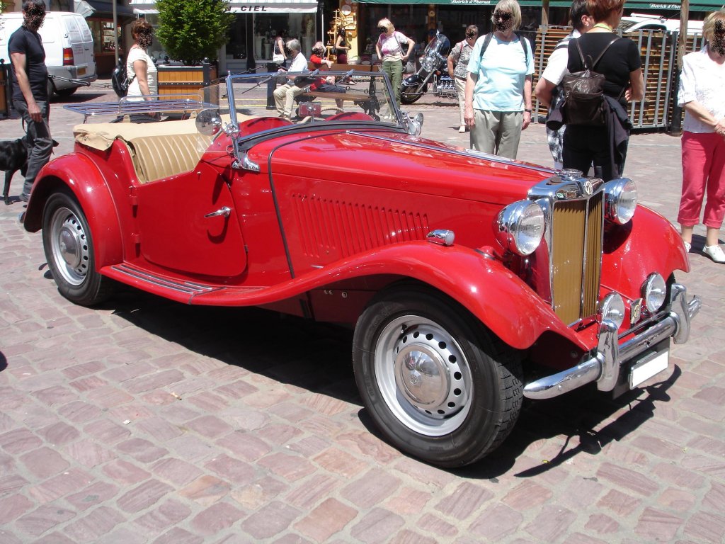 MG TD. 1950 - 1953. Das Modell TD war in zwei Versionen lieferbar. Einmal als TD und als TD MK II. Von den ca. 30.000 produzierten TD Modellen entfielen nur ca. 1.700 Einheiten auf den TD MK II, der statt mit 54 PS mit 57 PS aufwarten konnte. Obernai im Elsa am 22.06.2012.
