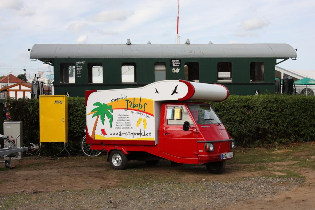 Mini Camping Mobil und gleichzeitig Werbefahrzeug
der Marke Vespa P 2 hier bei der Kirmes in Bohmte 
im Osnabrcker Land am 23.9.2012.