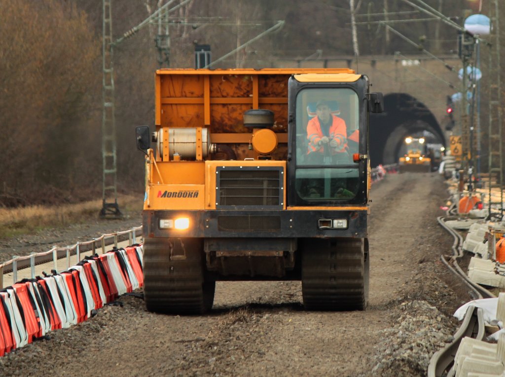 Mit diesem Morooka MST2200VD Raupendumper wird am 08.03.2012 auf einer Baustelle der DB in Eilendorf der Schotter von dem ausgebauten Gleis aus dem Nirmer Tunnel abtransportiert.