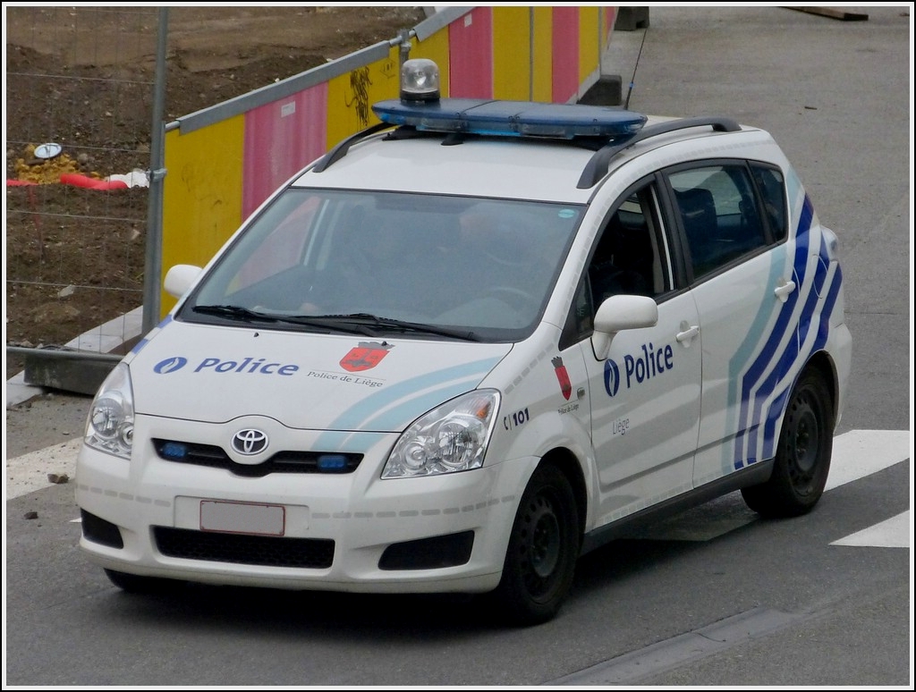 Mit diesem Toyota Corolla Verso fuhr die belgische Polizei am 22.08.2012 am Bahnhof von Lttich vorbei.