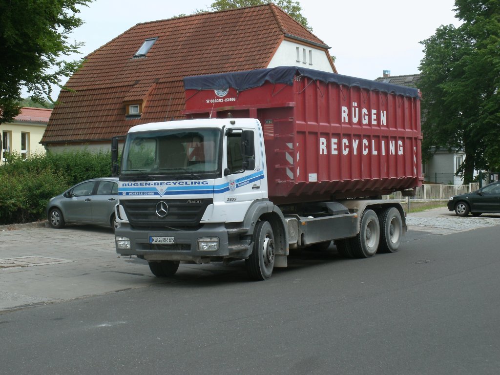 Mit einem Absetzcontainer stand,am 07.Juni 2012,Dieser Mercedes in Bergen/Rgen.