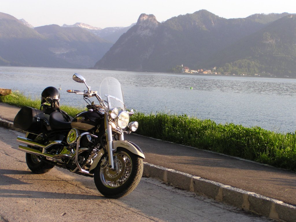 Mit meinem Motorrad Yamaha Dragstar 1100 Classic am Traunsee (Oberösterreich) unterwegs. Im Hintergrund sieht man Traunkirchen.