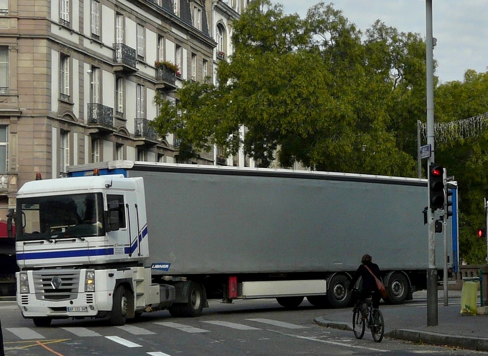 Mit viel Fingerspitzengefhl fhrt dieser LKW Fahrer seinen Truck durch die Kurvenreiche Innenstadt von Strasbourg. 30.10.2011