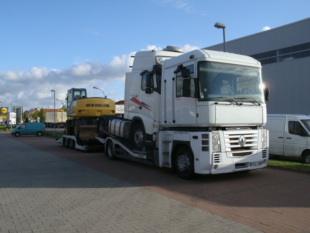 Mit einer VOLVO Zugmaschine und einem New Holland Bagger stand Dieser Renault Schwerlasttransporter am 08.Oktober 2012 in Bergen/Rgen.