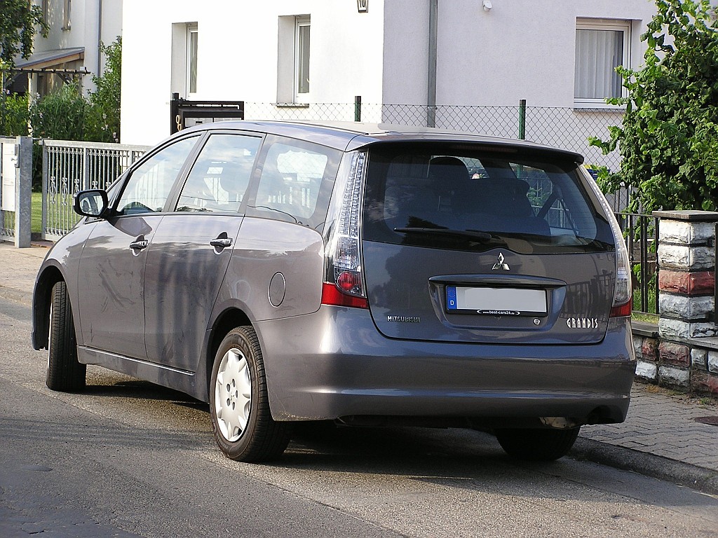 Mitsubishi Grandis. Gesehen: Juli 2010, Frankfurt (Main)