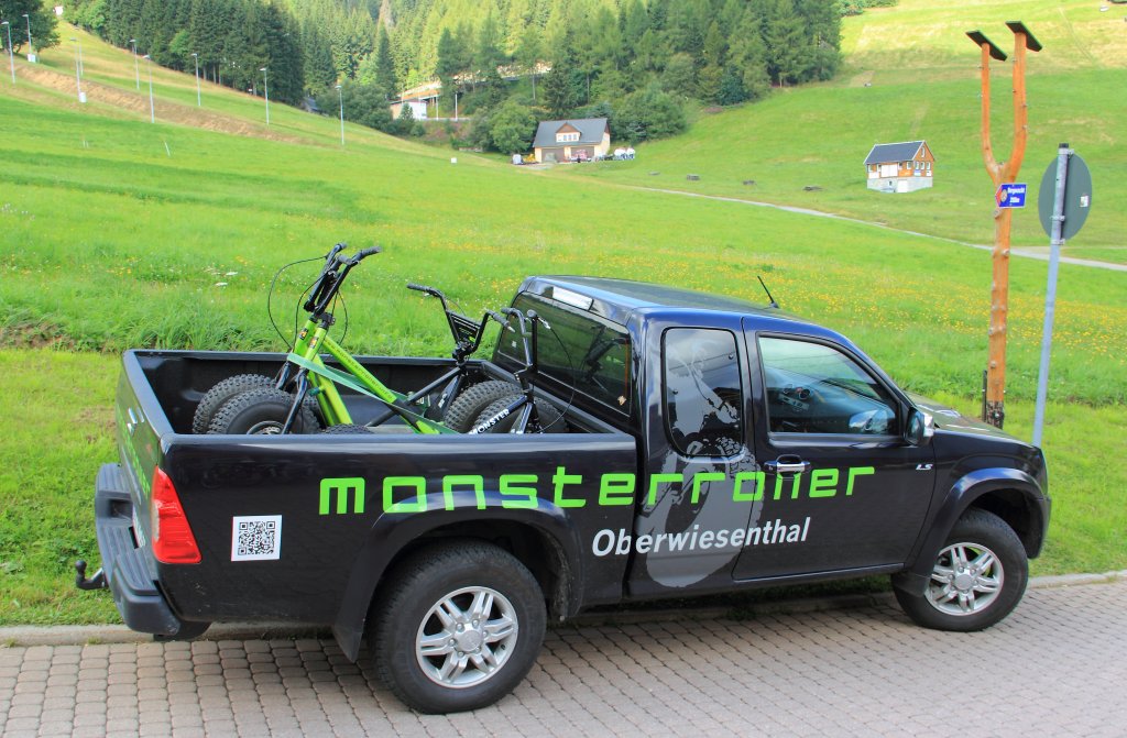 Mitsubishi LS Pick Up beladen mit  Monsterrollern  in Oberwiesenthal am 13.08.2012.
