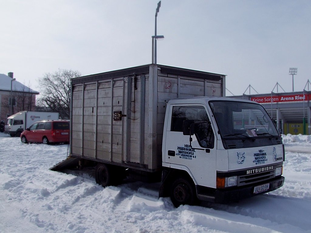 MITSUBISHI mit Viehtransporteraufbau ist am schneebedeckten Parkplatz vor der KeineSorgenArena in Ried i.I. anlsslich eines Pferdemarktes vorgefahren;100217