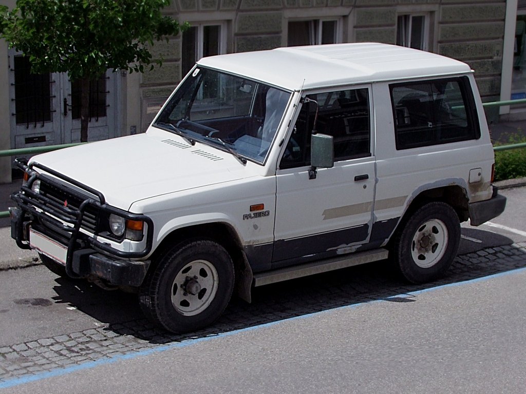 Mitsubishi-PAJERO in der Kurzparkzone in Ried i.I.;100530