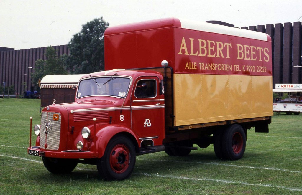 Mbeltransporwagen der Fa. Albert Beets hier bei einem
Oldtimer Treffen am 6.10.1989 in Castrop - Rauxel.