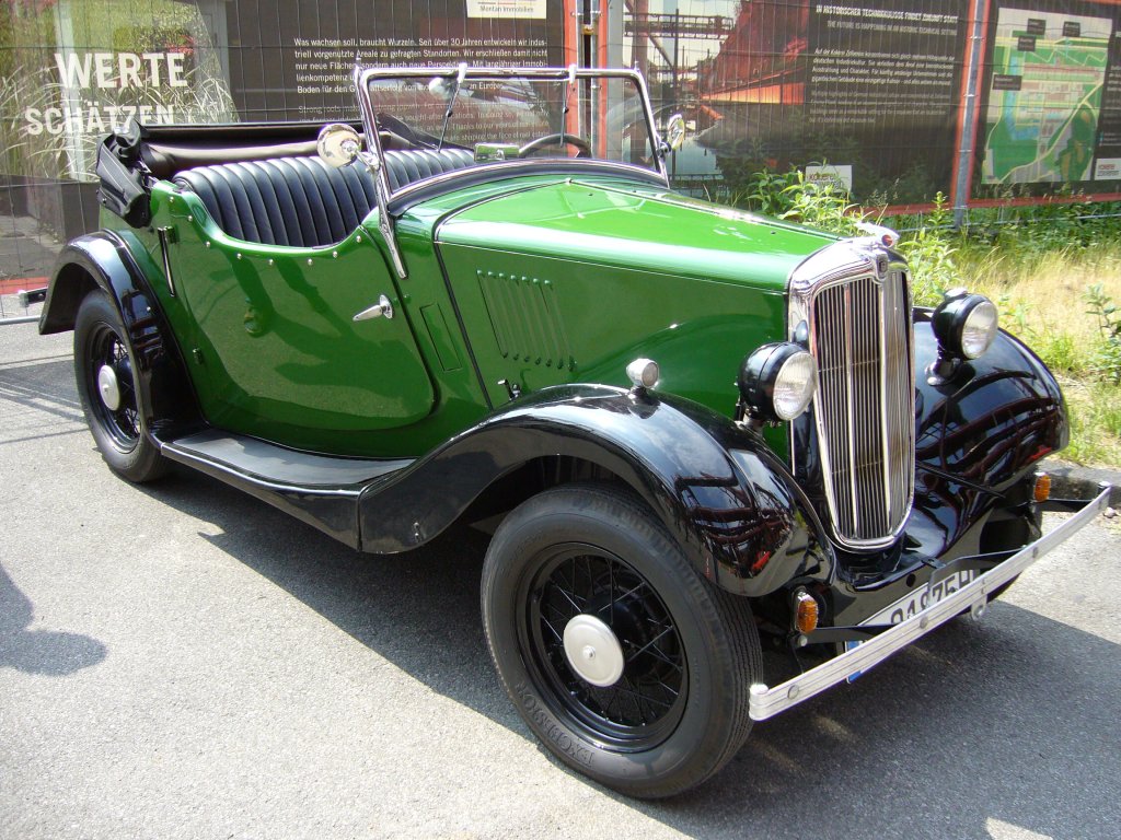 Morris 8 Tourenwagen Series I. 1935 - 1952. Der 8 war als Konkurrenz zum in GB sehr erfolgreichen Ford Y entwickelt worden. Die Series I wurde bis 1937 gebaut. Der 0.9l Reihenvierzylindermotor leistete ca. 23 PS. Oldtimertreffen Kokerei Zollverein 05.06.2011.