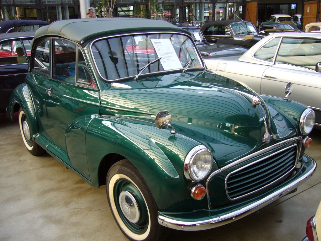 Morris Minor 1000 Cabriolimousine. Der Minor wurde von 1948 - 1971 in ca. 1.6 Millionen Einheiten produziert und galt als der britische  Volkswagen . Der abgelichtete Minor entstammt dem Baujahr 1967. Der 4-Zylinderreihenmotor mit 1.098 cm Hubraum und leistet 48 PS. Classic Remise Dsseldorf am 28.01.2012.