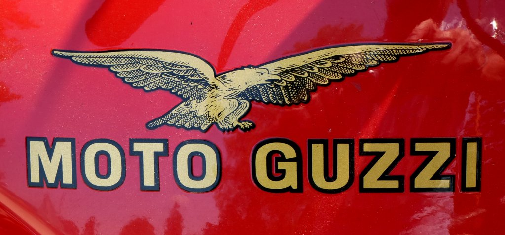 Moto Guzzi, Tankaufschrift an einem Motorrad der italienischen Firma, Juli 2013